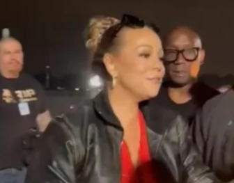 Imagem - Em Belém, Mariah Carey cumprimenta fãs na porta do hotel