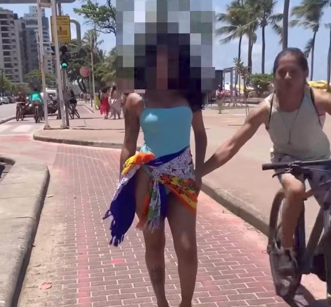 (Momento que a modelo é assediada)