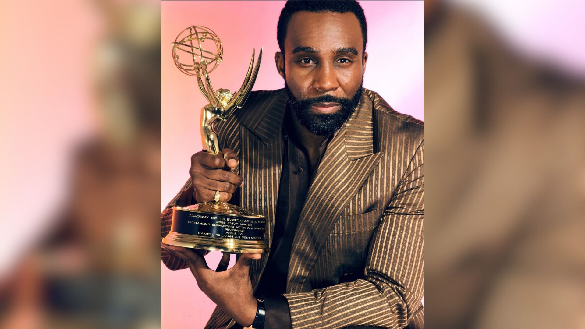 Tramell Tillman quebra barreira histórica e se torna o 1º negro a conquistar Emmy 