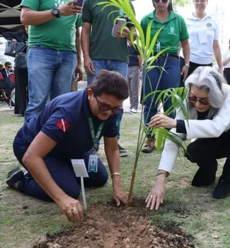 Imagem - Cármen Lúcia planta árvore em ato simbólico durante Fórum Verdemocracia em Belém
