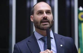 Dos EUA, Eduardo Bolsonaro assume liderança da minoria na Câmara; entenda