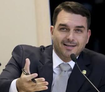 Imagem - Flávio Bolsonaro pede orações após mal-estar do pai em Brasília