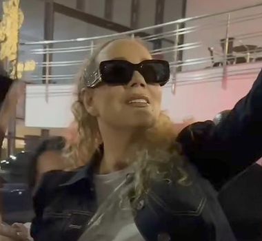 Imagem - Mariah Carey atende fãs em frente ao hotel, em Belém