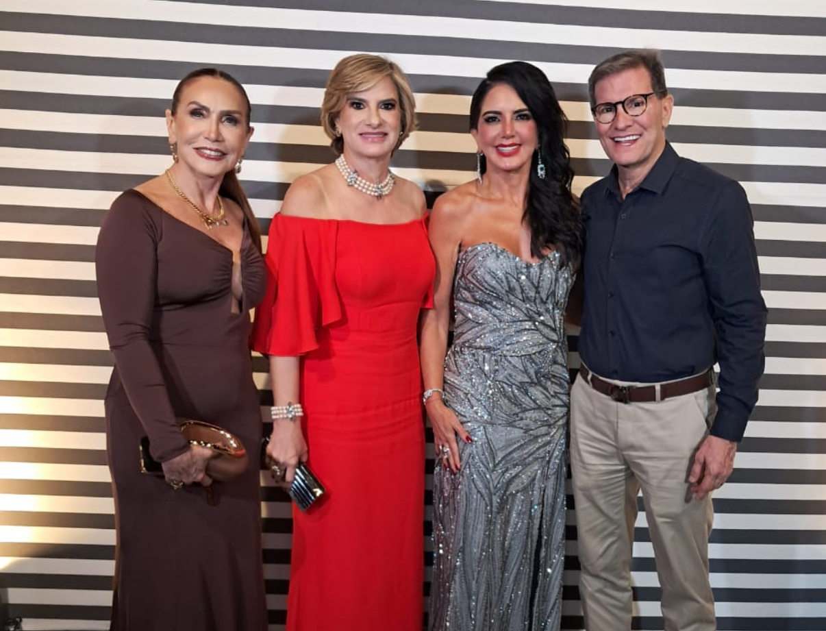 A aniversariante, feliz, com Ângela Lobato, Claudia e Carlinhos Freire 