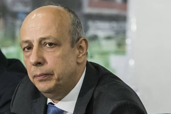 Ao todo, mais de 20 tiros de fuzil foram disparados contra o ex-delegado, que morreu no local.