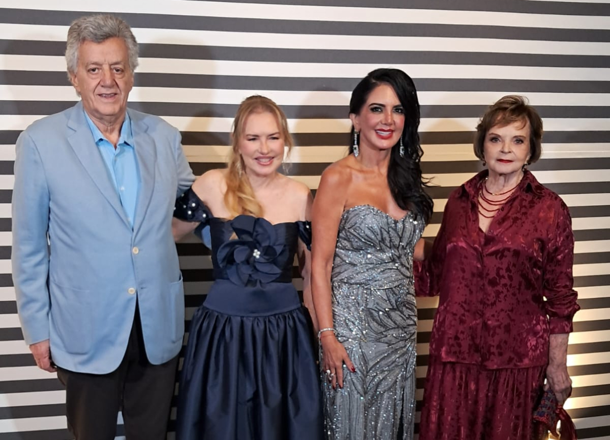 Com Álvaro e Lelê Grello, às voltas com as suas camisetas de seda para o Círio, e Lúcia Mello