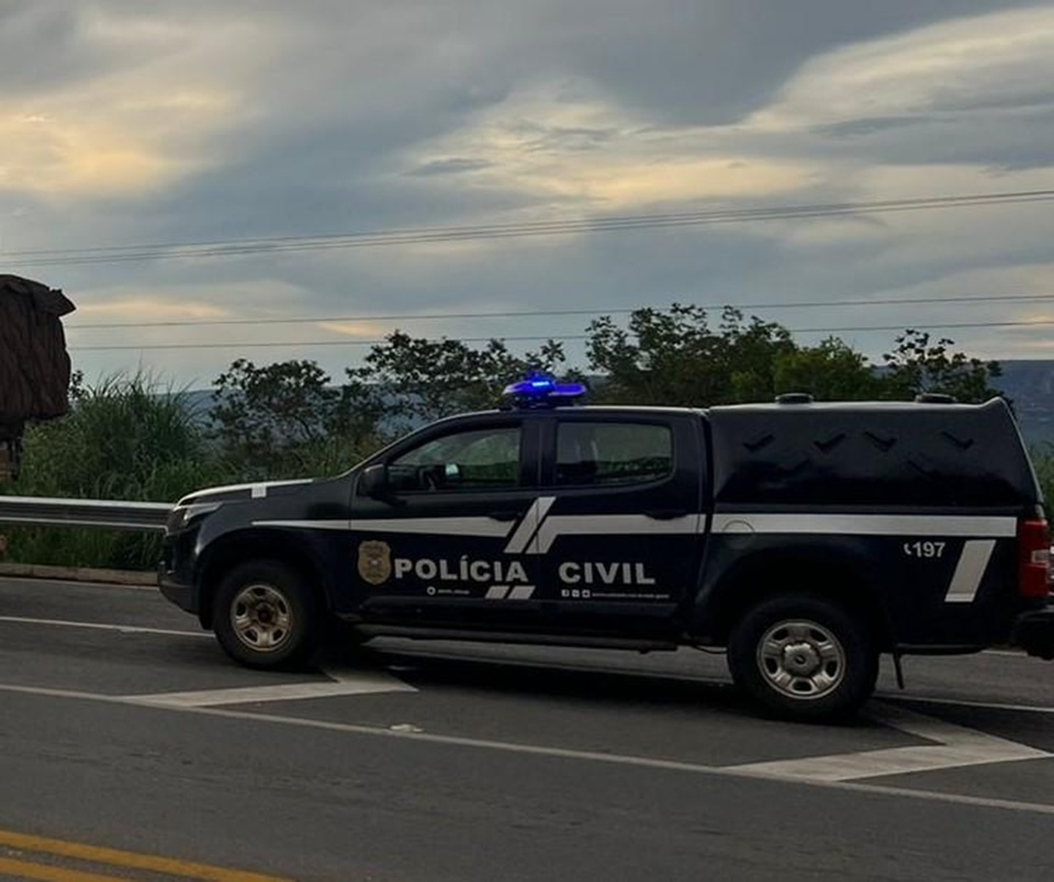 Conforme a polícia, o homem é avô das crianças e a mulher é companheira dele.