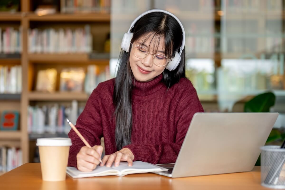 A redação é uma das etapas mais importantes da prova do Enem (Imagem: BongkarnGraphic | Shutterstock)