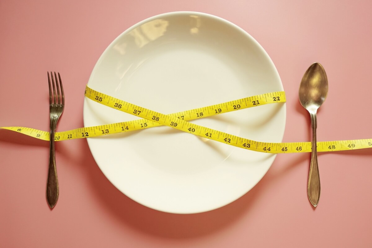 Por vezes, para emagrecer pode ser necessário outros cuidados além de comer pouco (Imagem: Boontoom Sae-Kor | Shutterstock)