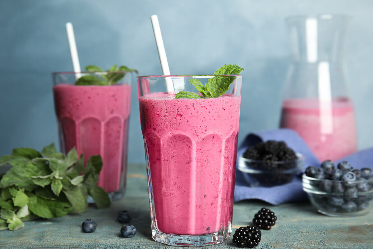 Vitamina de amora com mirtilo (Imagem: New Africa | Shutterstock)