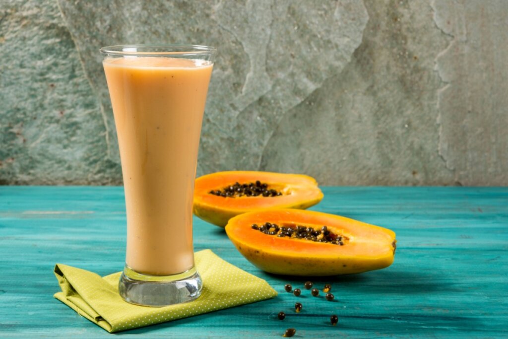 Vitamina de mamão com laranja e chia (Imagem: henrique ferrera | Shutterstock)