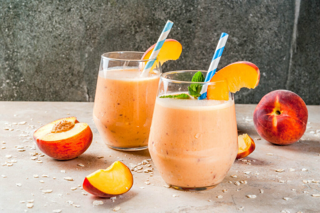 Vitamina de pêssego com aveia (Imagem: Rimma Bondarenko | Shutterstock)