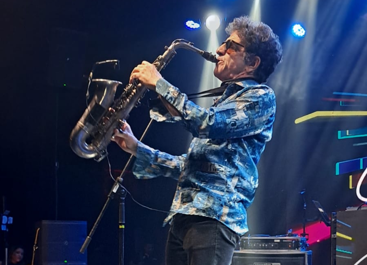 O kid saxofonista abelha, George Israel, elevou a temperatura da pista 