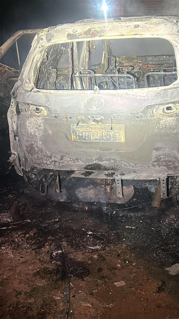 (Os dois veículos Jeep Renegade e Toyota Hilux foram identificados por meio dos sinais identificadores.)