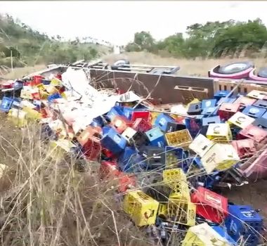 Imagem - Caminhão carregado de grades de cerveja tomba na PA-279
