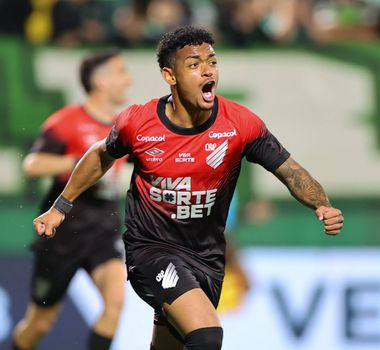 Imagem - Athletico-PR vence a Chapecoense de virada e se aproxima do G-4 da Série B