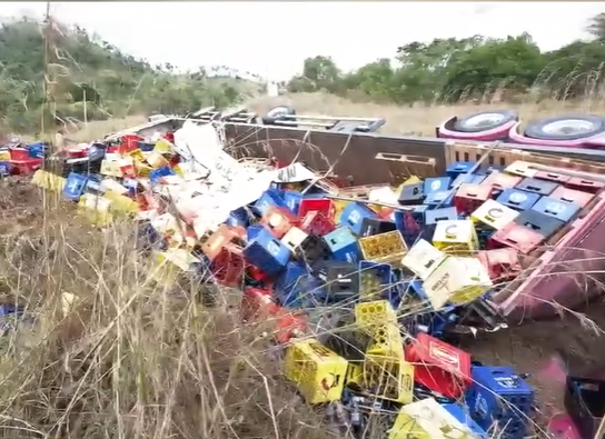 Imagem - Caminhão carregado de grades de cerveja tomba na PA-279