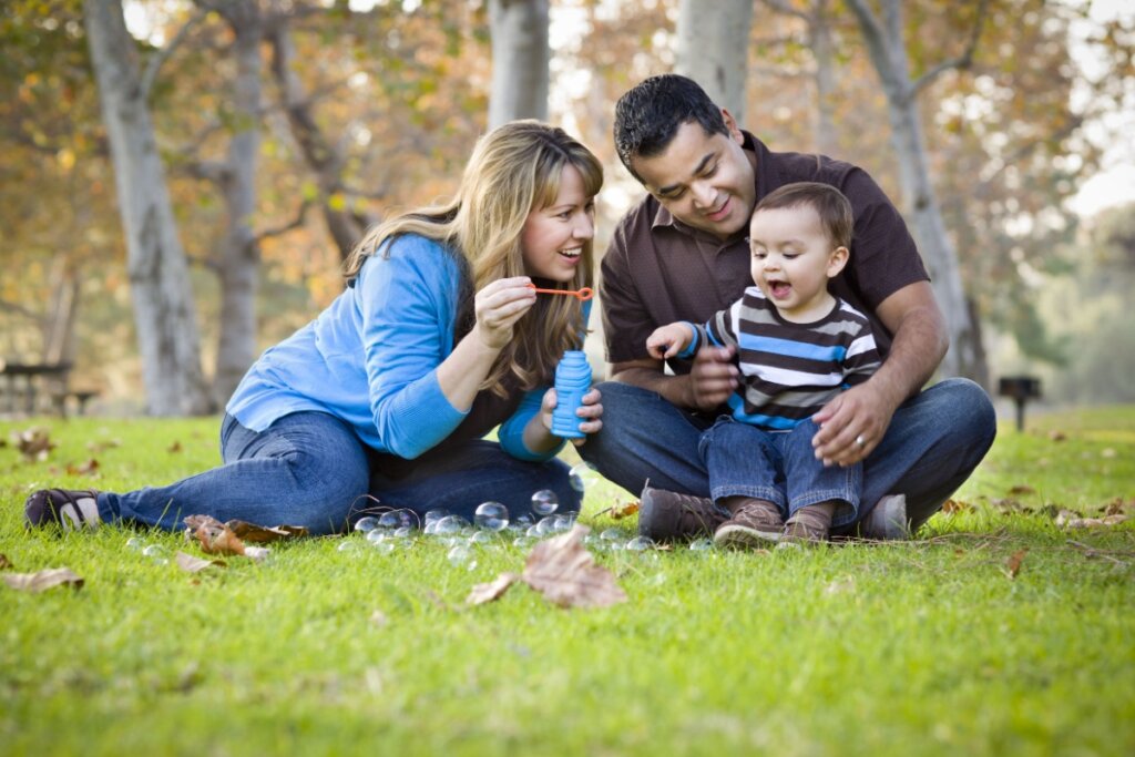 Brincadeiras com a família estimulam a comunicação de forma natural na infância (Imagem: Andy Dean Photography | Shutterstock)