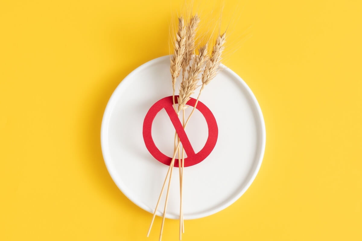 Doenças relacionadas ao glúten podem causar sintomas digestivos (Imagem: Galigrafiya | Shutterstock)