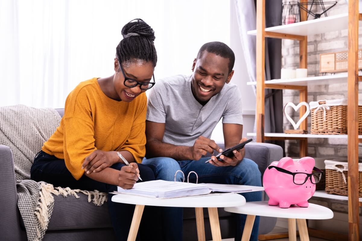 Muitos brasileiros buscam a previdência privada para garantir mais tranquilidade no futuro (Imagem: Andrey_Popov | Shutterstock)