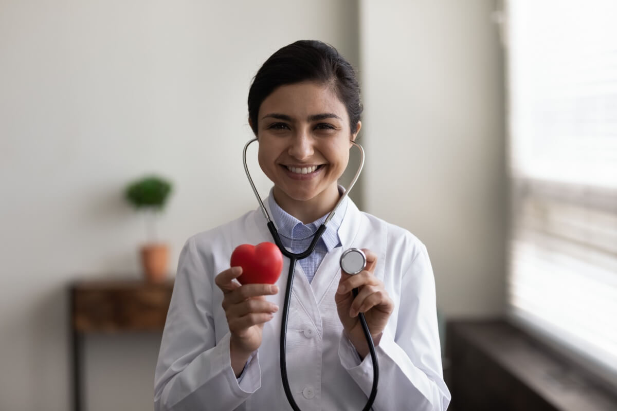 Pequenas atitudes diárias, somadas ao acompanhamento profissional, são a chave para uma vida plena e com mais saúde cardiovascular (Imagem: fizkes | Shutterstock)