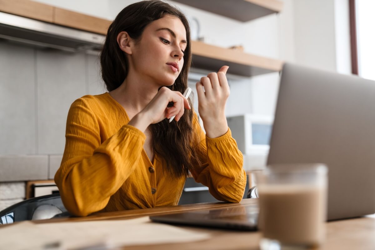Roer as unhas é um hábito prejudicial para a saúde (Imagem: Dean Drobot | Shutterstock)