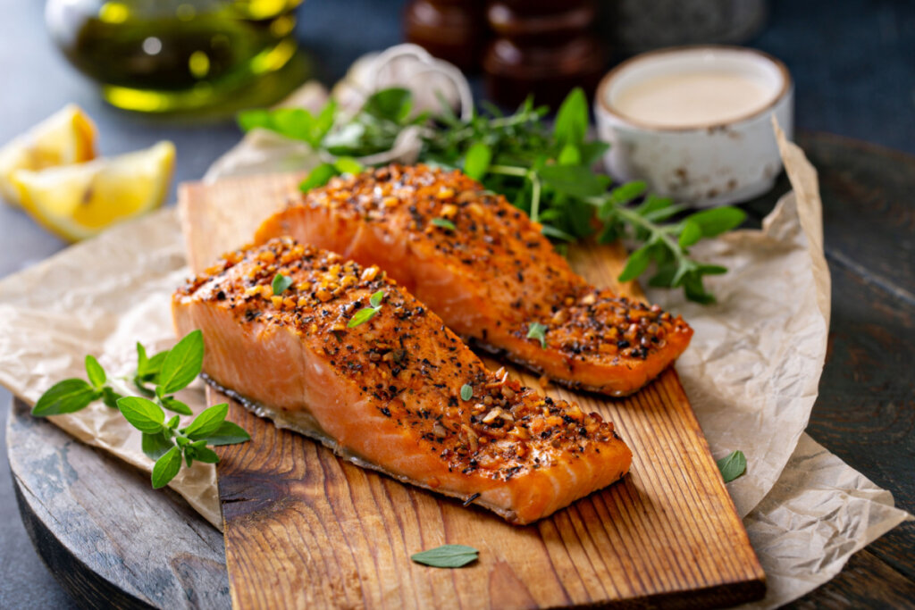 Salmão grelhado com limão (Imagem: Elena Veselova | Shutterstock)