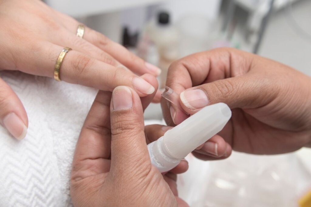 Unhas postiças e curativos estão entre as alternativas para evitar o hábito de roer as unhas (Imagem: MDV Edwards | Shutterstock)