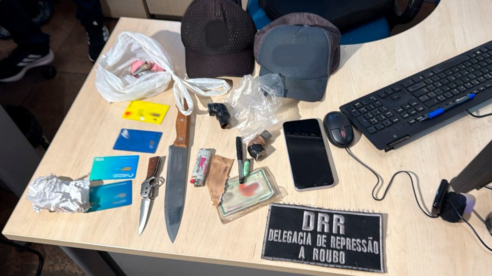 Foram apreendidos drogas, armas brancas, celulares e cartões bancários. 