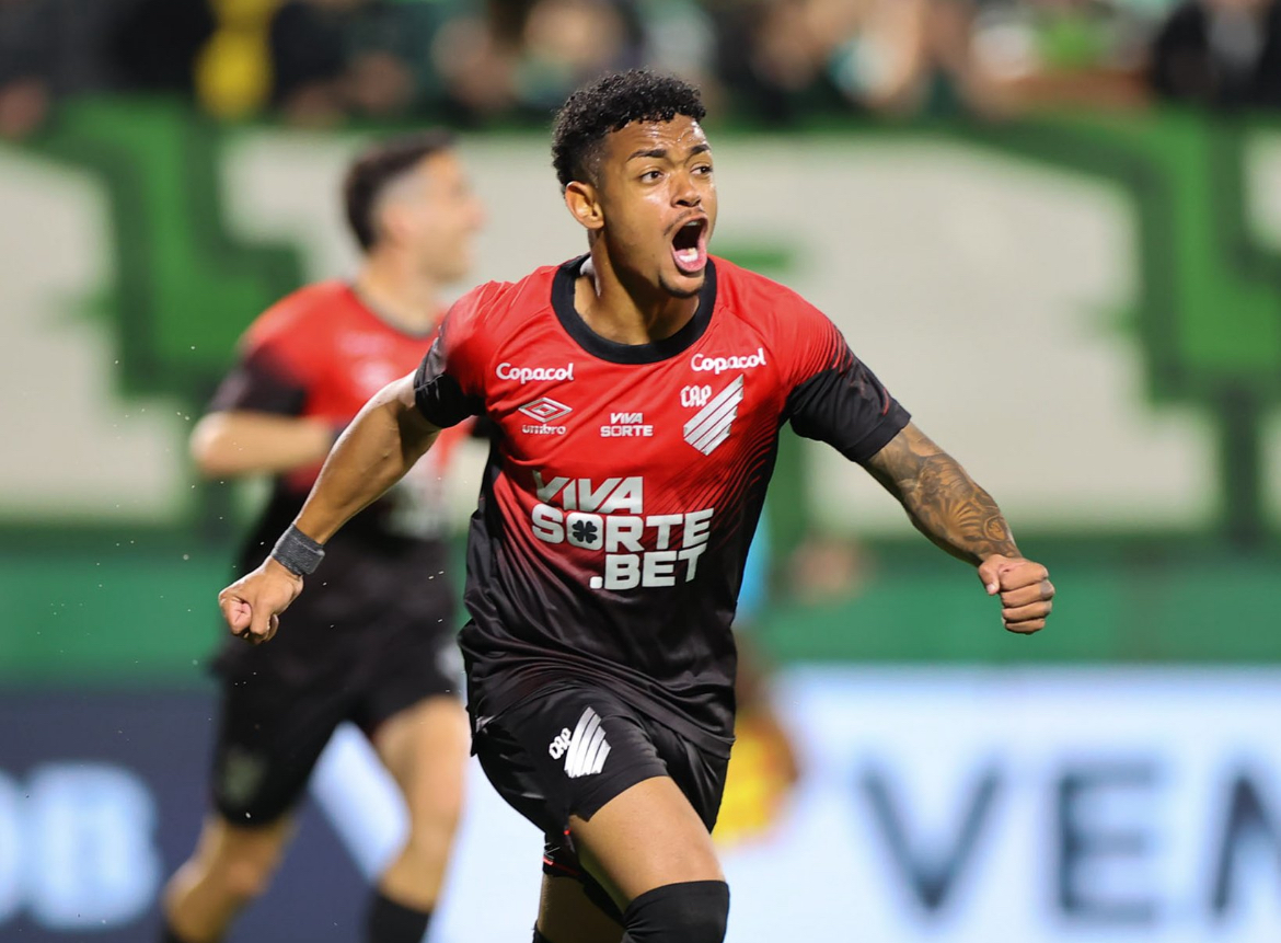 Imagem - Athletico-PR vence a Chapecoense de virada e se aproxima do G-4 da Série B