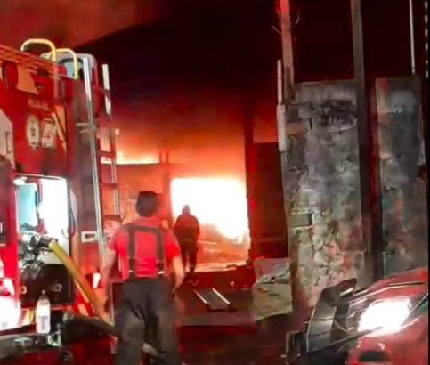 O Corpo de Bombeiros foi acionado e trabalha para conter as chamas.