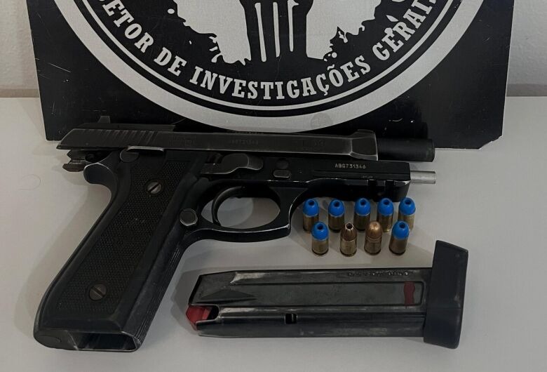 O suspeito tentou se livrar de uma pistola calibre .380, da marca Taurus, carregada com nove munições intactas. 