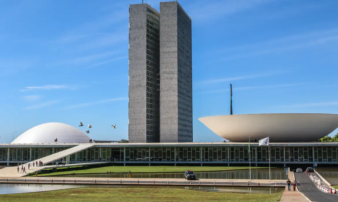 Imagem - Senado aprova projeto que endurece punição para fornecimento de álcool e drogas a menores