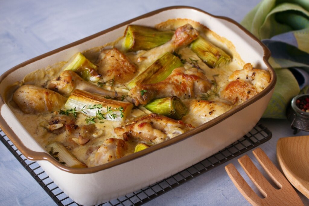 Frango cremoso com alho-poró (Imagem: freeskyline | Shutterstock) 