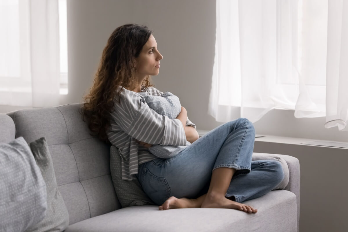 Relacionamentos abusivos podem prejudicar a saúde mental das mulheres (Imagem: fizkes | Shutterstock)