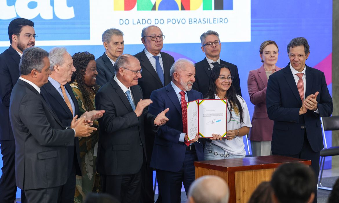 (Lula e ministro em cerimônia oficial)