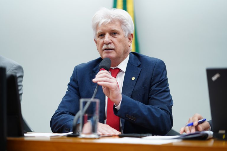 Os parlamentares contrários argumentam que a PEC reduz a transparência e dificulta a responsabilização de políticos que cometem crimes