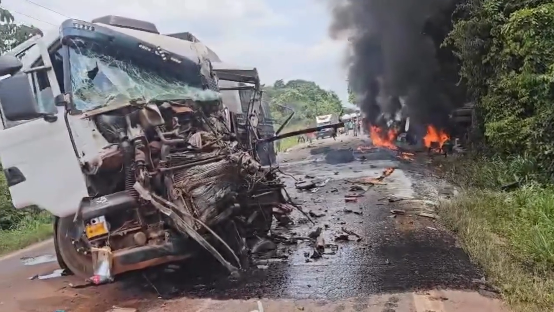 Um grave acidente envolvendo duas carretas foi registrado nesta quinta-feira (18) no km 31 da PA-475