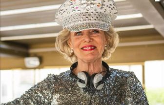 Idosa de 81 anos vira Dj e aquece as noites de Estocolmo