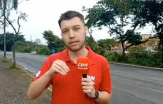 Repórter emociona ao interpretar matéria em Libras ao vivo em SC