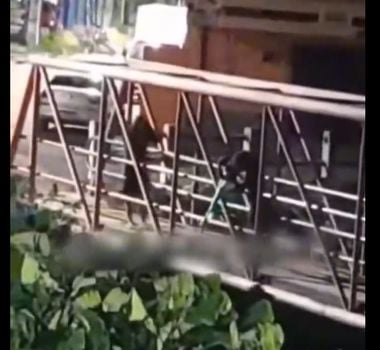 Imagem - Dupla é flagrada arremessando patinete da empresa JET dentro do canal da Timbó em Belém; veja