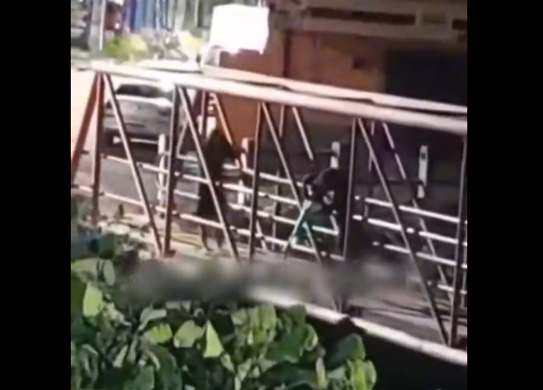 Imagem - Dupla é flagrada arremessando patinete da empresa JET dentro do canal da Timbó em Belém; veja