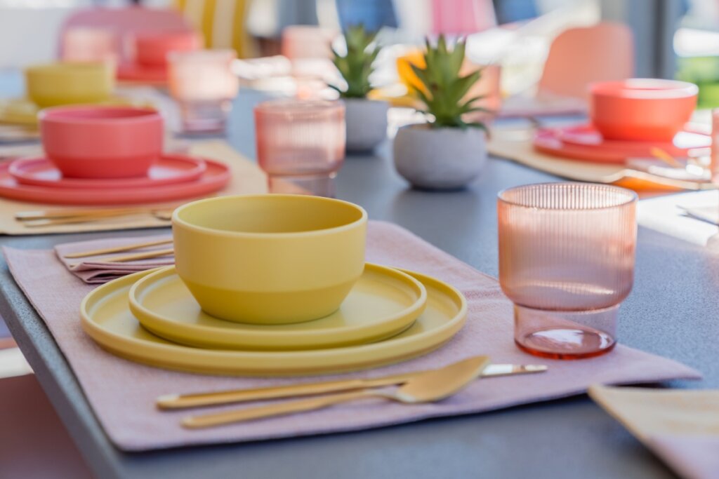 Aposte em cores vibrantes para compor a mesa (Imagem: Tom Windeknecht | Shutterstock)