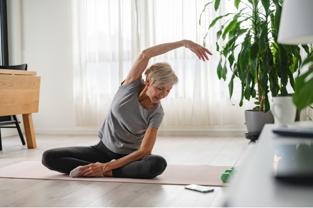 O cuidado com a respiração é essencial durante a prática de yoga, favorecendo a saúde geral (Imagem: Lordn | Shutterstock)