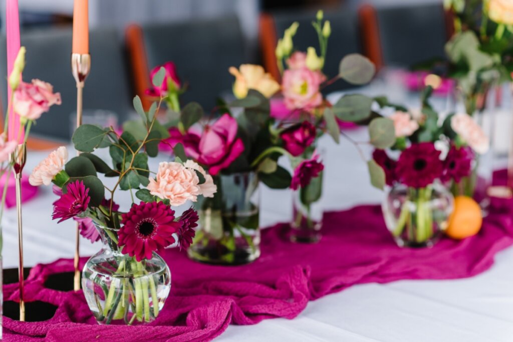 Os vasos para as flores podem ter formatos especiais (Imagem: Sergii Sobolevskyi | Shutterstock)