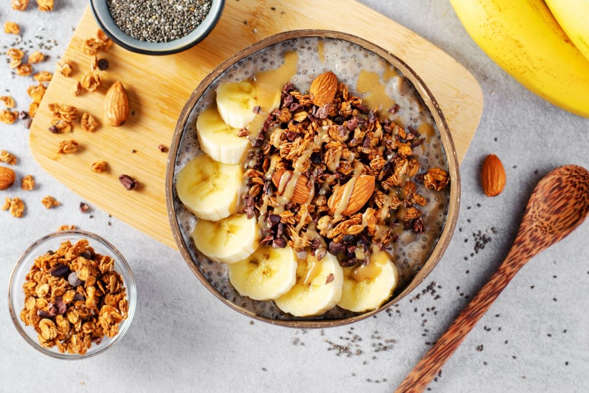 Pudim de chia com banana, granola e amêndoas (Imagem: Julie208 | Shutterstock)