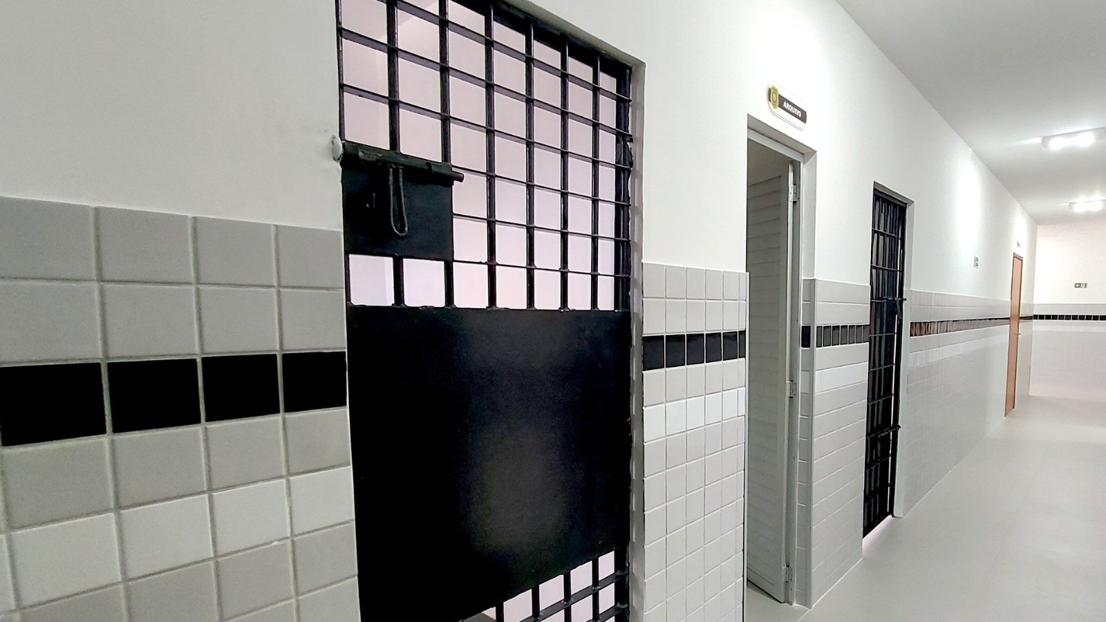 Foi dado cumprimento a dois mandados de prisão preventiva contra foragidos da Justiça.