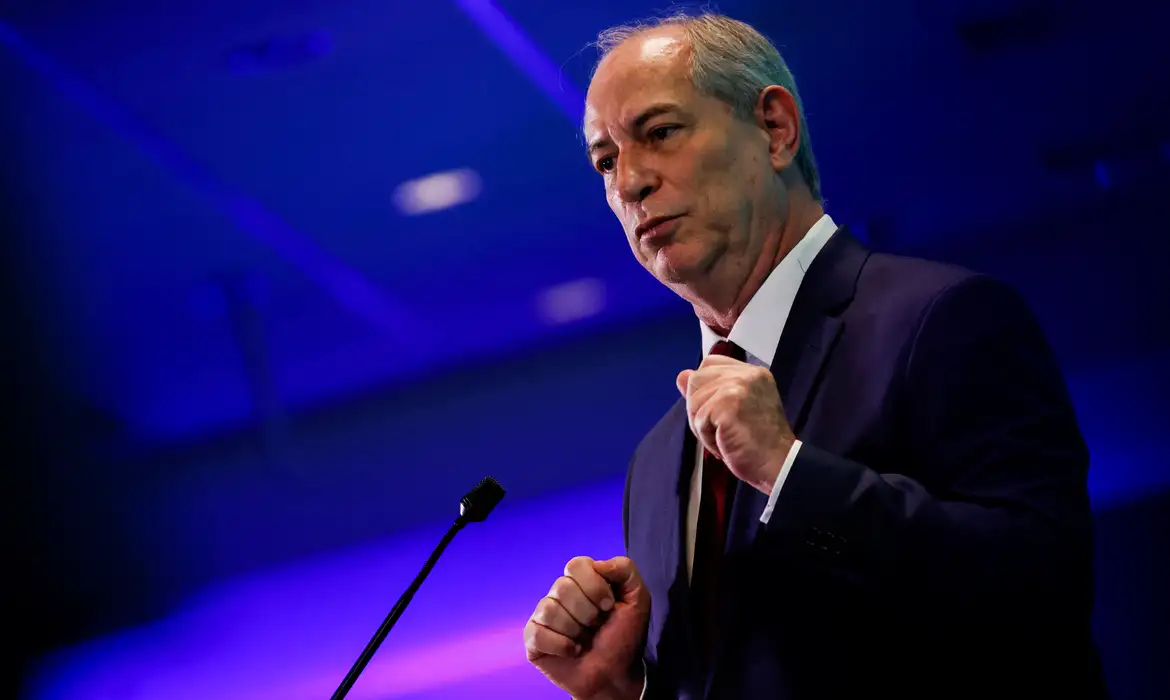 Segundo Ciro, a decisão reflete tanto seu cansaço com o processo eleitoral quanto sua visão crítica sobre o atual cenário político.
