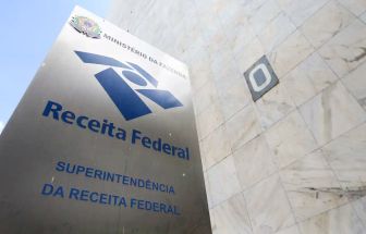 Receita apreende em dois navios no Rio carga de combustível irregular