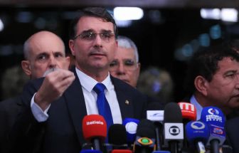 Flávio Bolsonaro pede que Itália não extradite Carla Zambelli e acusa STF de perseguição política
